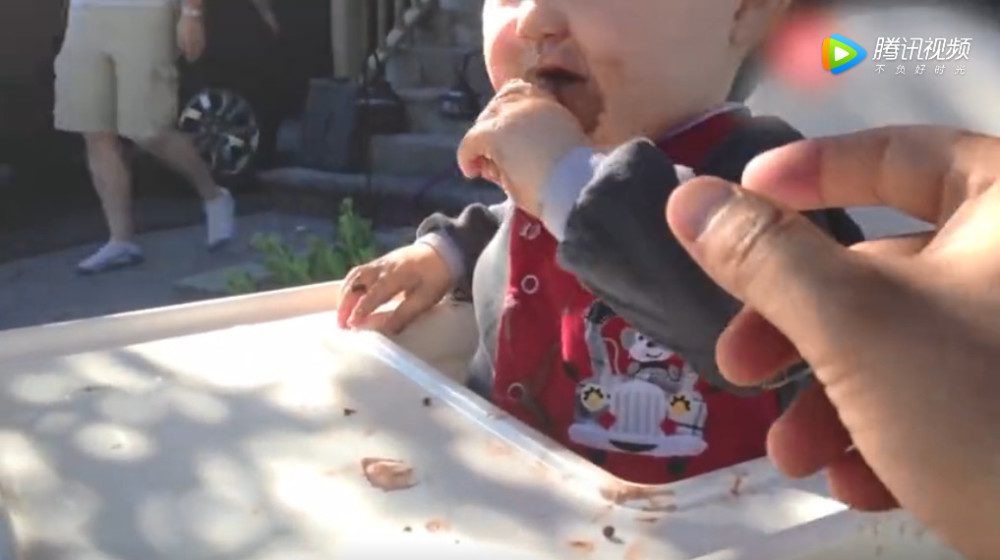 宝宝吃冰淇淋变身"小老头",画面太美,爸妈一旁笑做一团