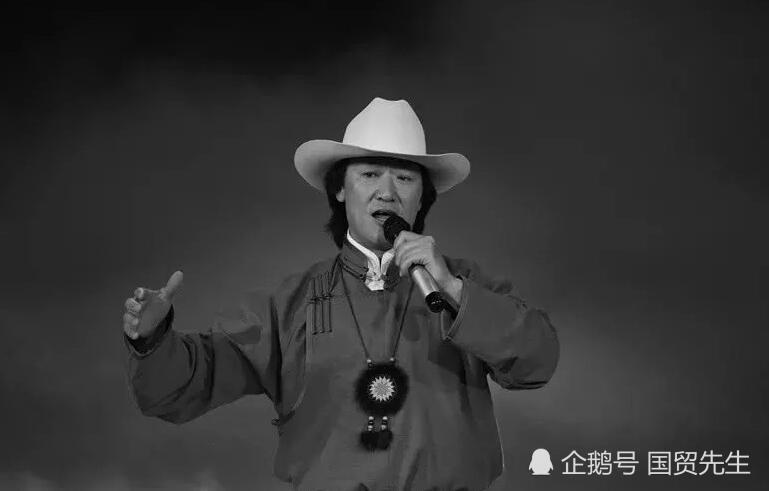 吉祥三宝爸爸告别仪式现场 众人冒雨前来含泪