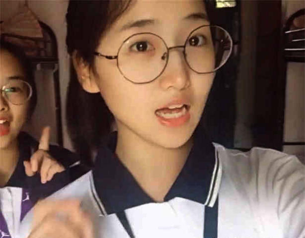 抖音最火"校服妹",关掉美颜之后,网友:彩礼都准备好了!
