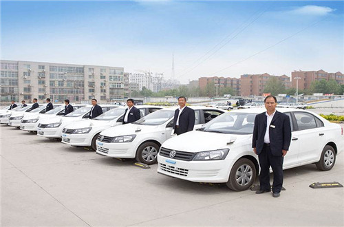 那么多人去驾校学车,教练一个月能赚多少?说出