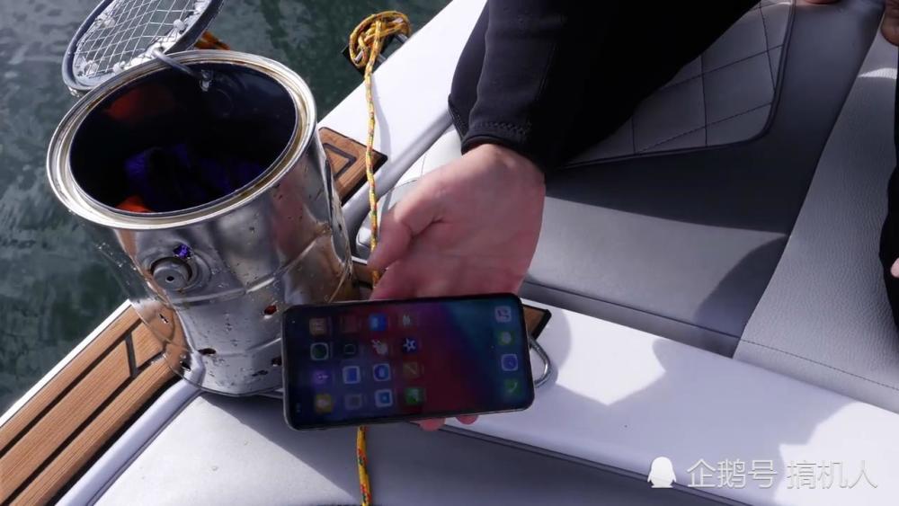 老外测试iPhone XS防水性能:看完才知道苹果没