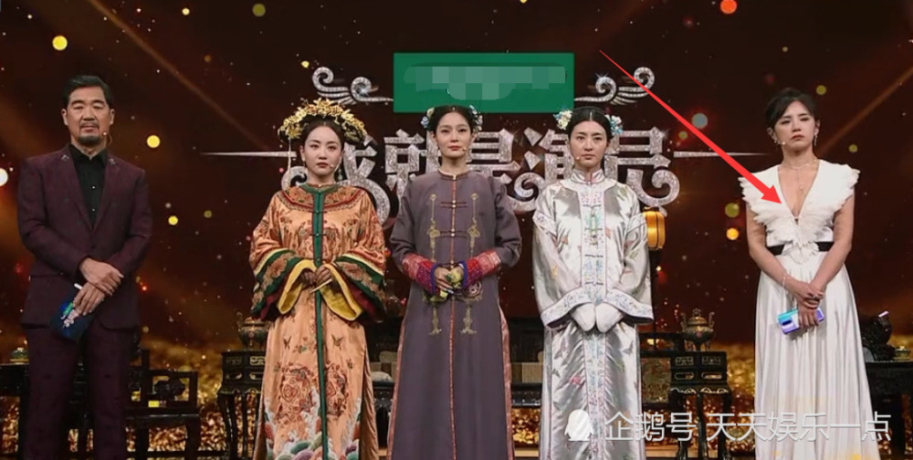 金世佳表演获导师一致认可,但女主持的衣服却