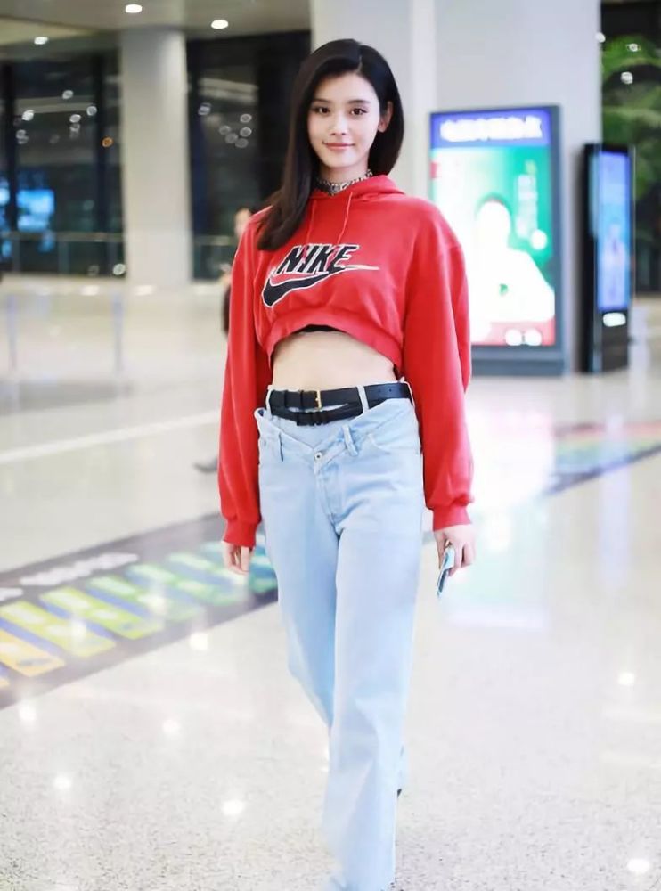 那些暴露小肚腩的肚脐装别乱穿,奚梦瑶穿出小蛮腰,林允却穿哭了