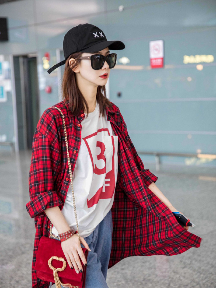 戚薇穿破洞裤,裤脚管塞进高跟鞋,个性霸气不输