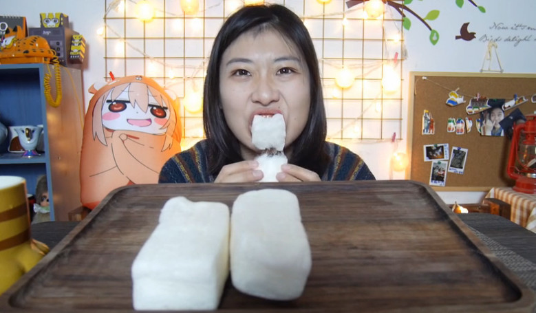 日本吃播:软绵绵的枕头棉花糖,一口塞嘴里仿佛