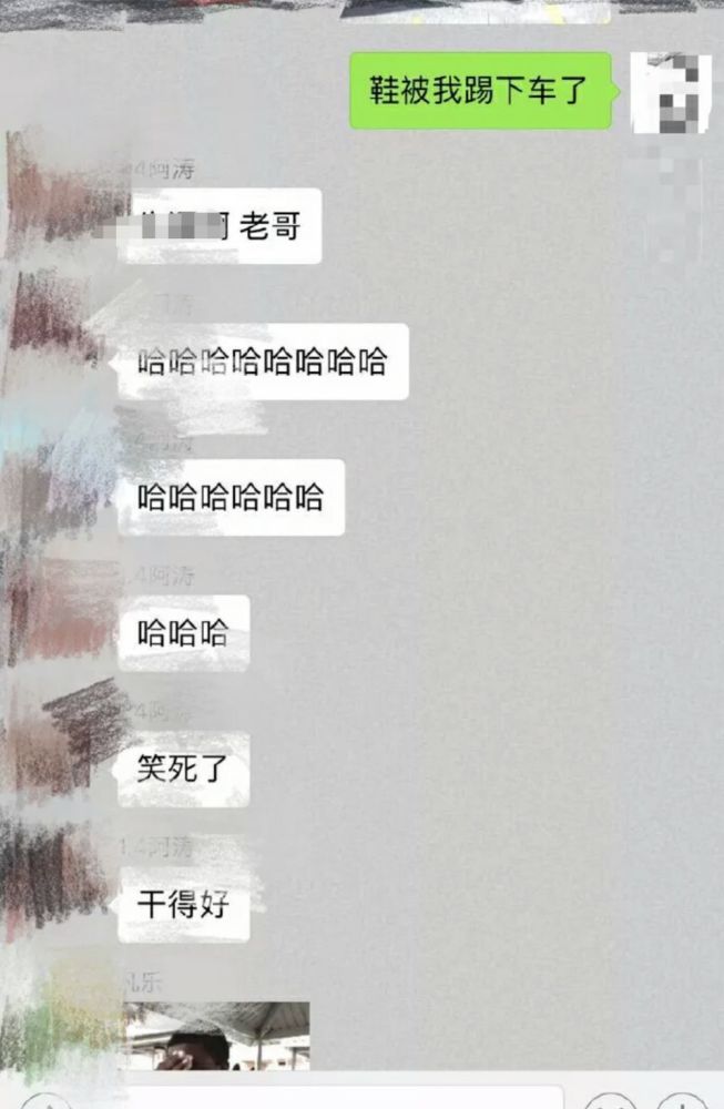 地铁上男子赤脚横躺座椅,乘客"默默"把鞋踢出车厢.