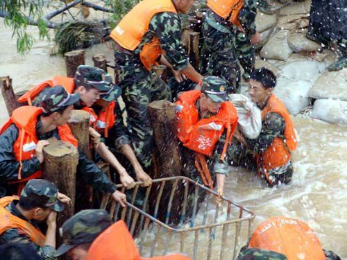 小口訣送給大家: 雨季窪地別去趟 萬一落水莫驚慌 推不開門砸車窗