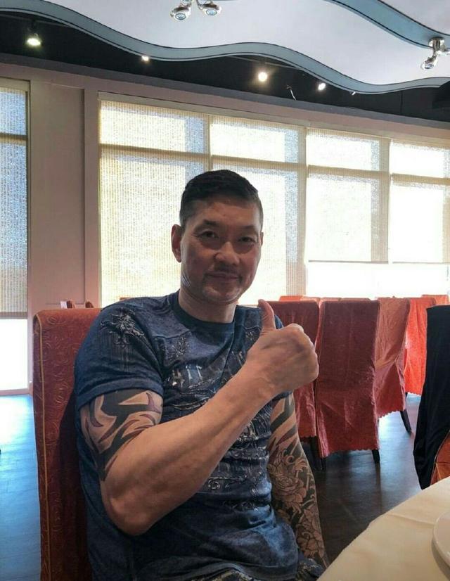 世界拳王60岁依然年轻如小伙 晒照麒麟臂粗壮吓到网友|周比利|麒麟臂