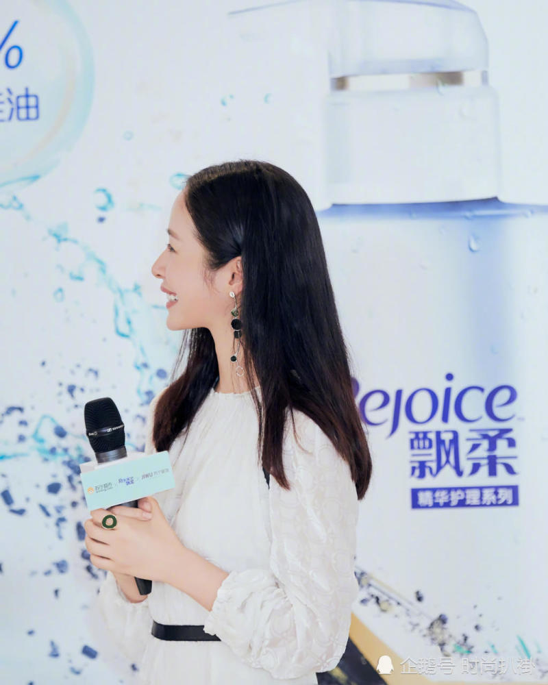 江一燕1万块的绑带凉鞋,居然配打底袜?