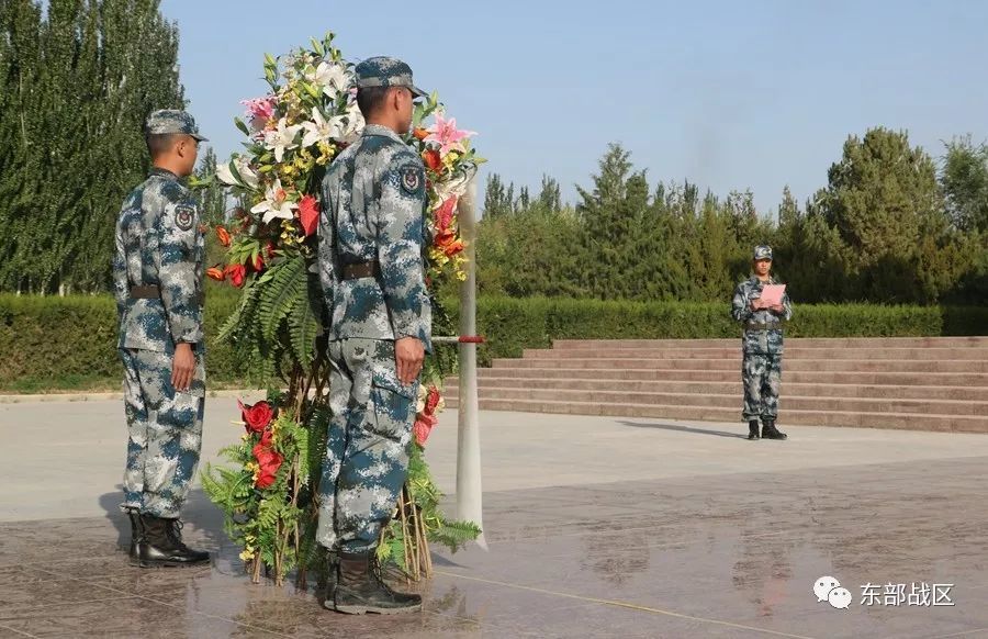 解放军某部向林俊德之墓献花,以这种方式向新增全军挂像英模致敬