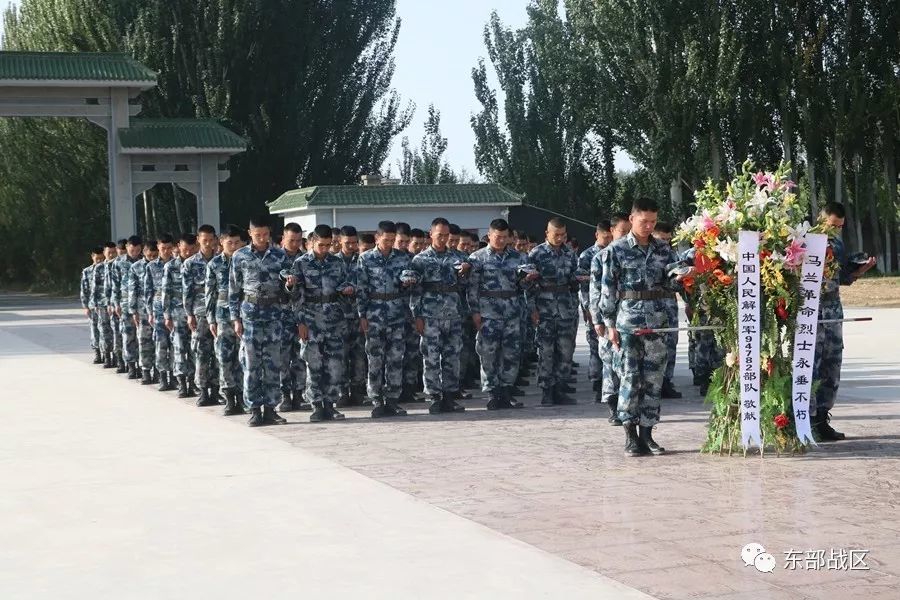 解放军某部向林俊德之墓献花,以这种方式向新增全军挂像英模致敬