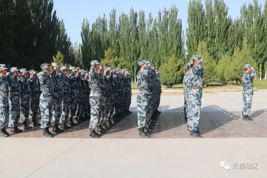 解放军某部向林俊德之墓献花,以这种方式向新增全军挂像英模致敬