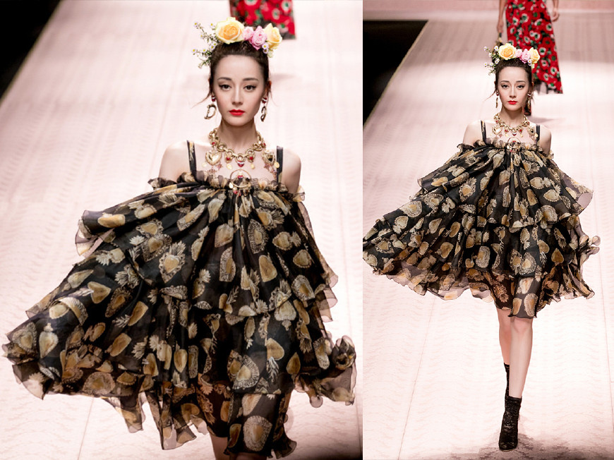 迪丽热巴二度走秀,穿吊带裙戴一头花,女王变仙