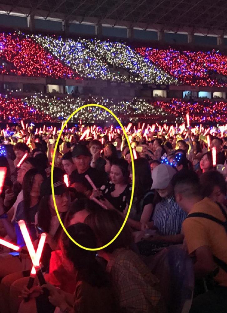 郭晓东程莉莎吴谨言现身张杰演唱会,网友:你是