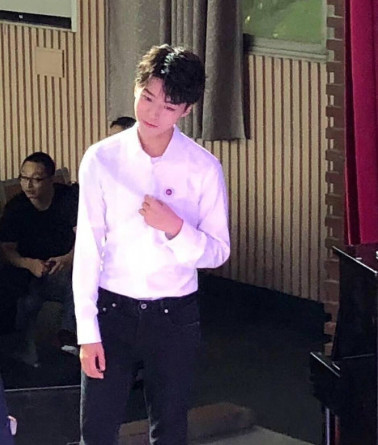 王俊凯回高中母校录制校庆宣传片 学妹们激动