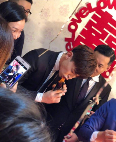 李现和白宇真是傻的可爱,在别人的婚礼上笑得露出大白牙