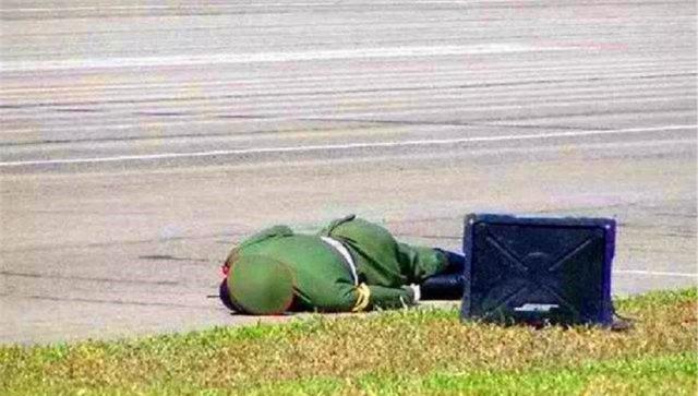 香港回归20周年,阅兵时一名军人当场晕倒,却得