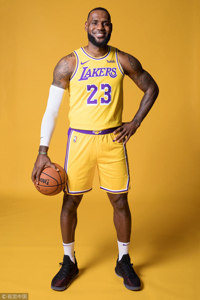 湖人媒体日詹姆斯特写首穿湖人球衣乐开怀