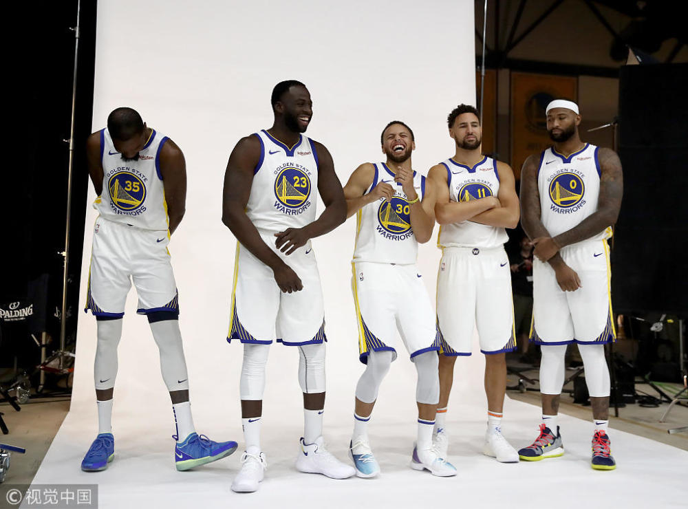 勇士媒体日五巨头首次合体杜库合影冠军奖杯