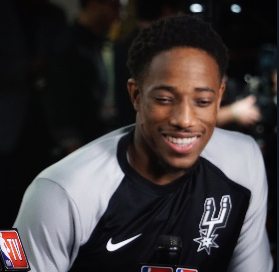 组图马刺队媒体日拍摄定妆照德罗赞微笑上镜