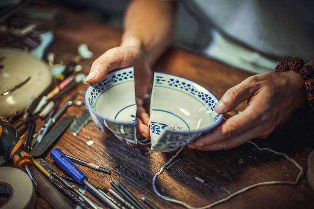 巧手织破碎,古陶瓷修复技艺