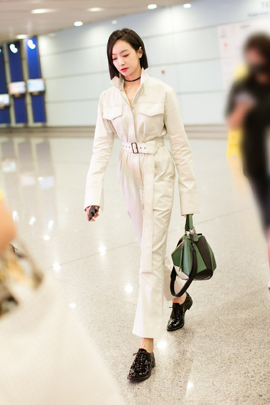 宋茜又开始秀腰了,这腰带勒这么紧,有点故意的吧?