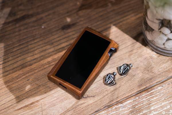 被遗忘的琉璃:浅谈「不合群」的 OSTRY KC07