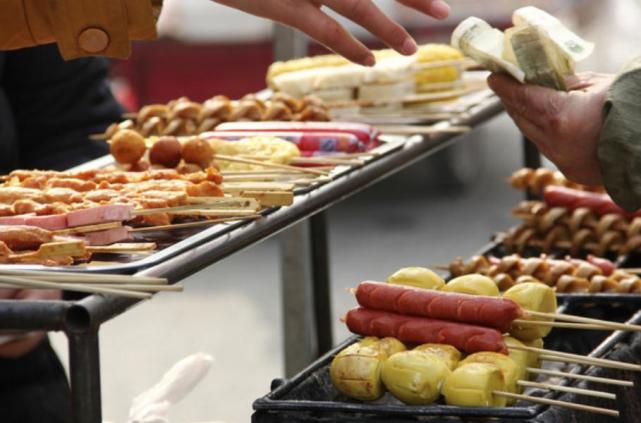 大叔路边卖小吃,一开门就遭疯抢,网友:这不是"盗版"寿司?