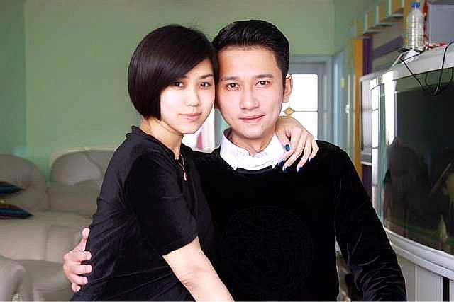 何丽是一个女强人,无论是在家还是在公司!