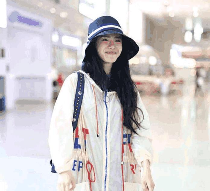 张芷溪现身机场,不受风波影响心情大好,难道真是清者自清吗?