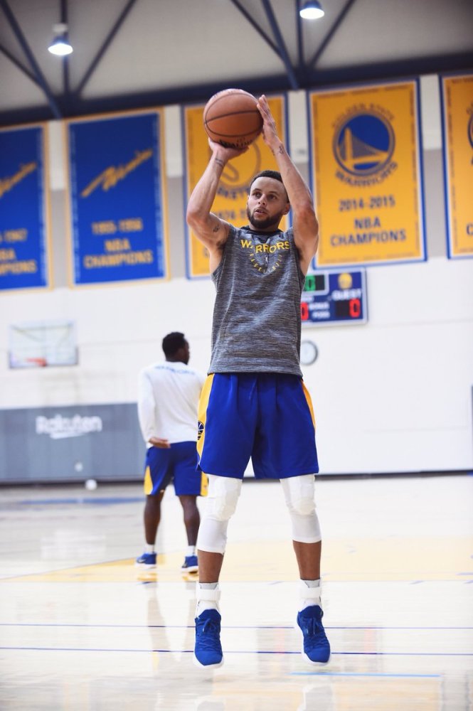 勇士训练营第一日库里认真训练三分