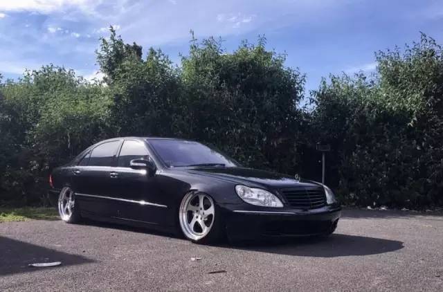 十年前都是大哥们的座驾,蝴蝶奔w220改装