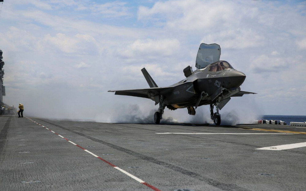 1944年太平洋战争期间,美国海军第三舰队就曾一场超强飓风,舰队指挥官