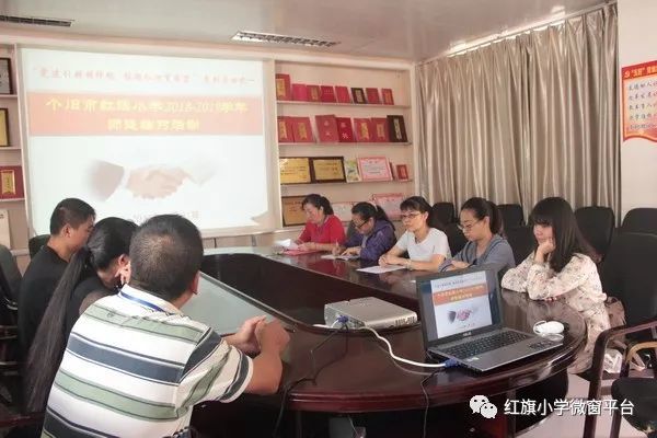 亦师亦友 携手同行——个旧市红旗小学举行师徒结对仪式