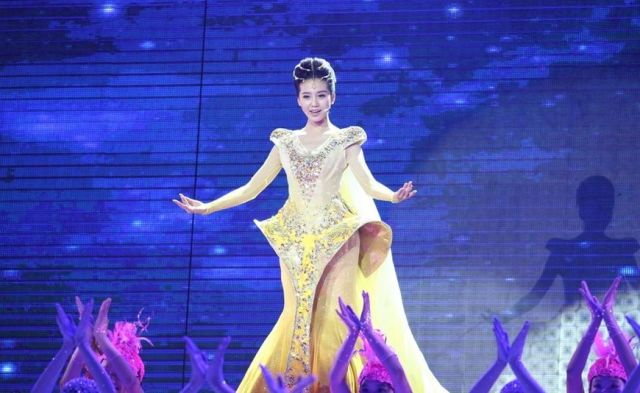 这位路人小姐姐火了,因为撞脸刘诗诗,有一个特