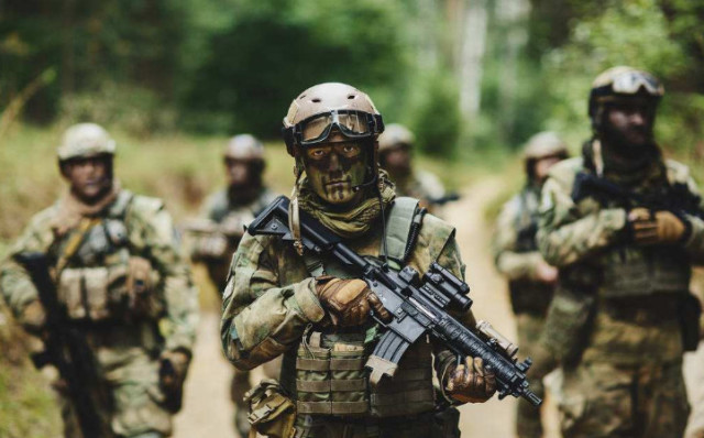 为实验特警防弹衣防弹效果,小伙子拿自己做实验,真的是作死