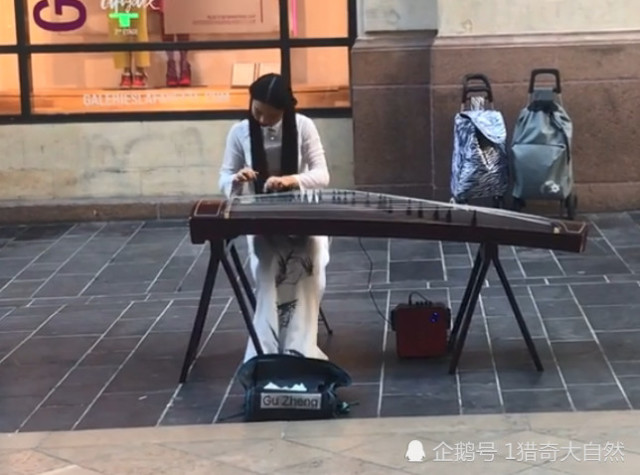 古筝小姐姐法国街头才艺比拼,看到观众网友称