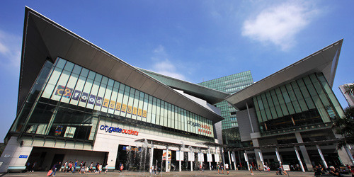 登机前,也不要错过香港国际机场购物廊,翔天廊的商店,而且商品价格并