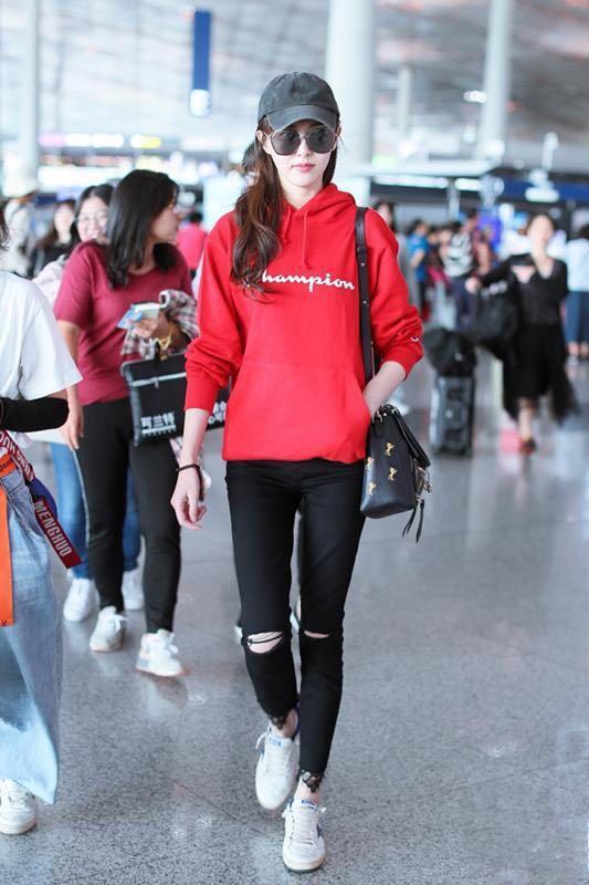 唐嫣抵达巴黎看秀,红色毛衣搭配拼色牛仔裤,演