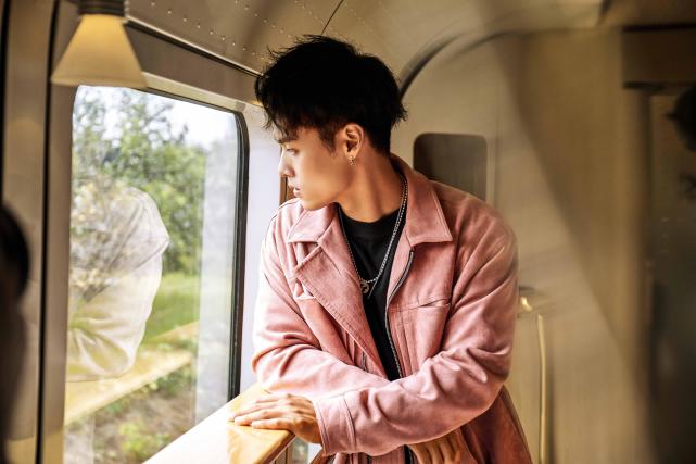 偶练jeffrey日本游爆新照泡温泉 牵手熊本熊压马路 娱乐 腾讯网