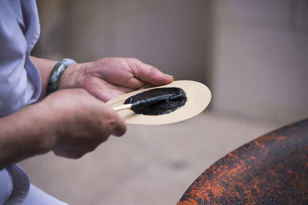 贴膏药过敏皮肤红肿发痒,不要忍着,这样治