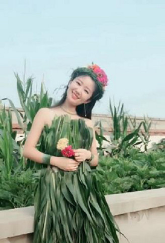 抖音真空花仙子火了,用苞米叶做了衣服,网友