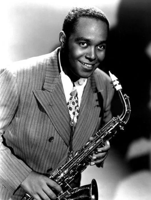 charlie parker 1942年,这位年仅22岁,来自堪萨斯(当时在钢琴手jay