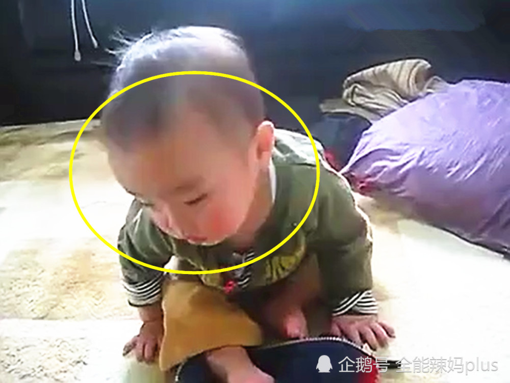 小娃看电视突然困了,坐着一直点头,接下来的画