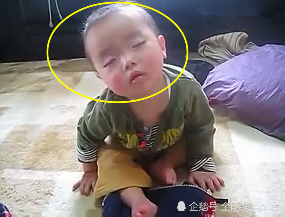 小娃看电视突然困了,坐着一直点头,接下来的画