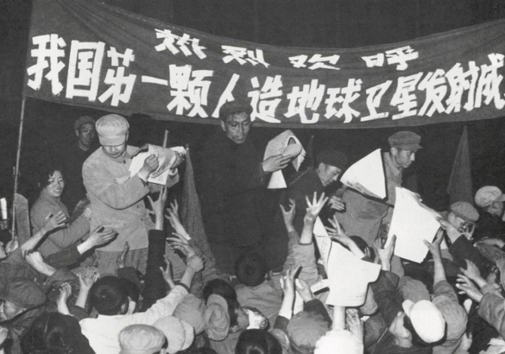 《新闻联播》第一次播出1976年7月1日,《全国电视新闻联播节目》第一