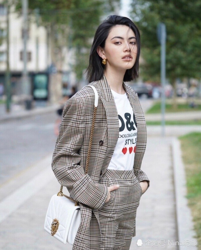 mai出发时装周,黑衣裤配白鞋至少年轻5岁,超级可爱的小姐姐