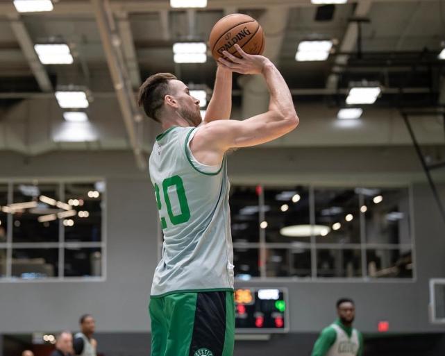 凯尔特人训练营第二日 欧文海沃德投篮美如画