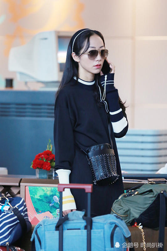 韩雪到底多少岁?黑裙发带低调装扮,却被气质