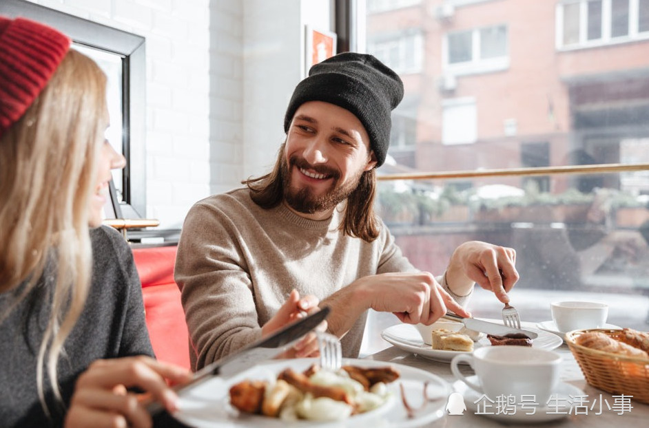 老外习惯用刀叉吃饭,为吃中餐学拿筷子,网友:拿筷子的姿势绝了